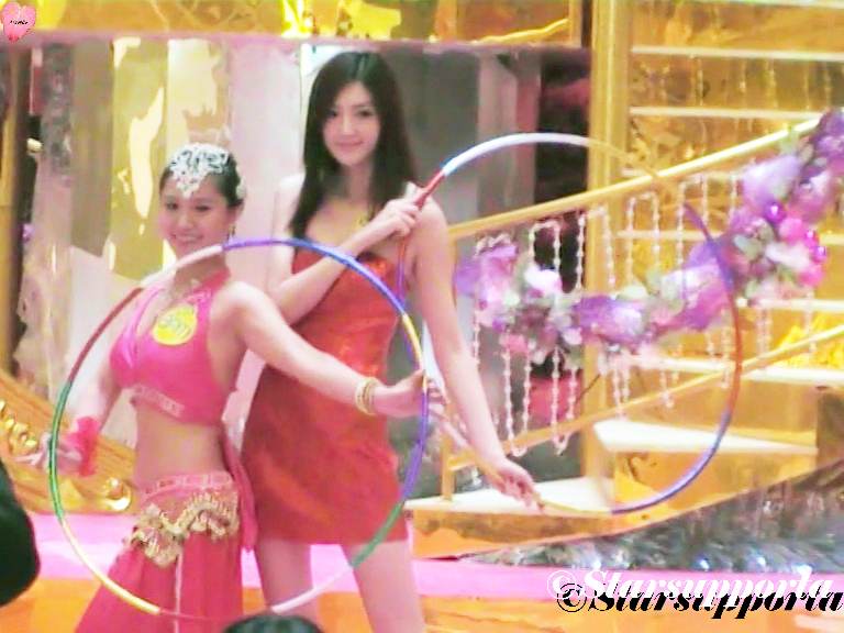 20111117 Xmas Aerial Hula Hoop @ 香港觀塘apm (video)